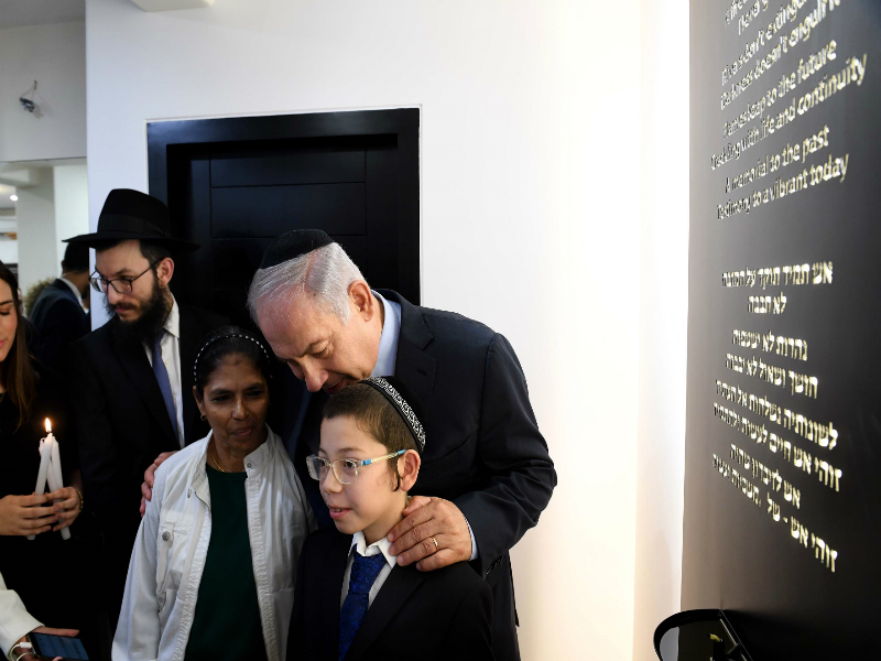 PM Netanyahu, Moshe Holtzberg & Sandra Samuel at Chabad House in Mumbai